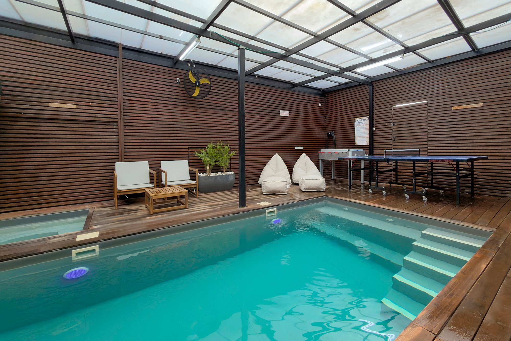 מתקני המתחם והסביבה הטבעית