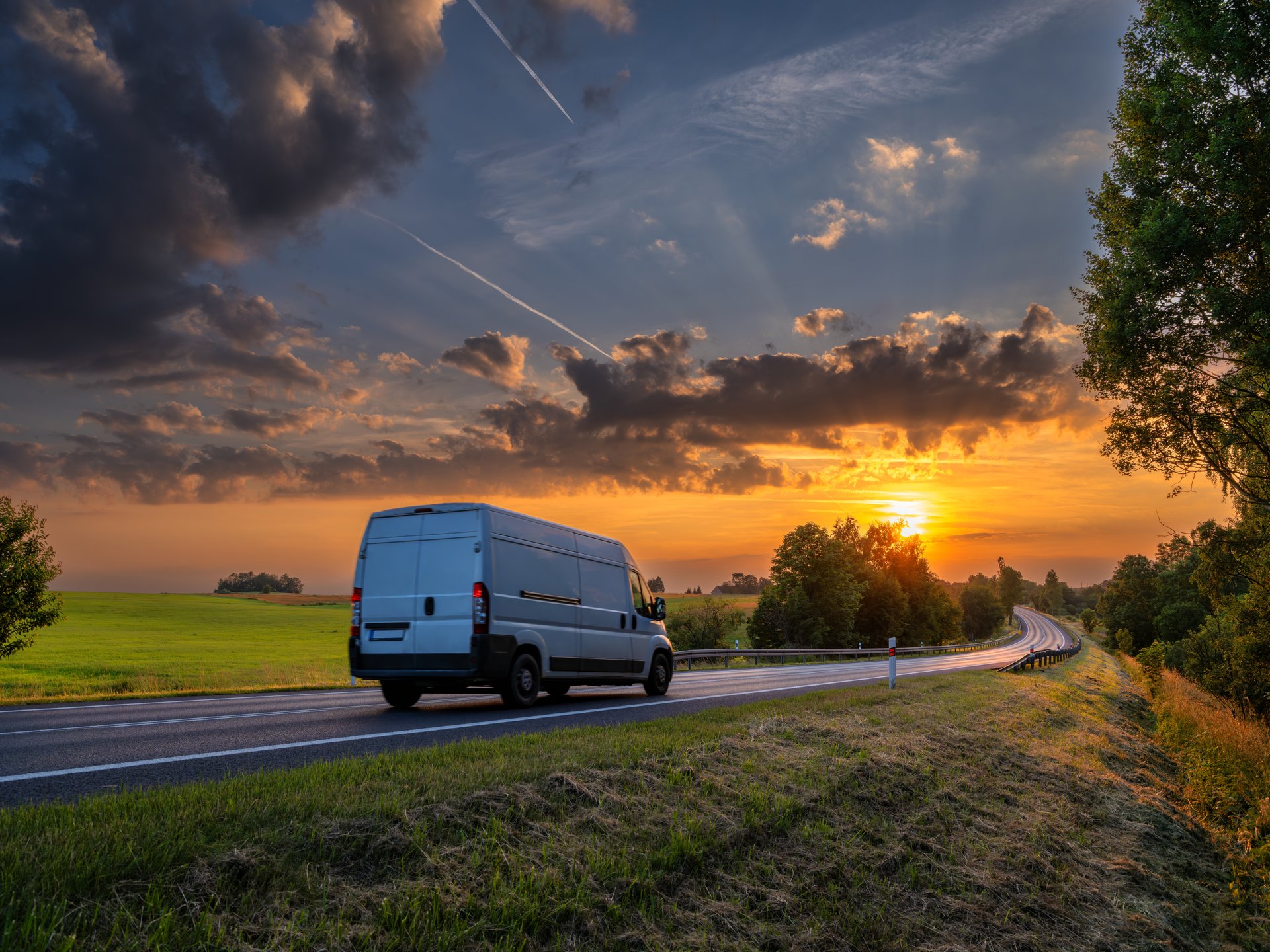 Biały bus transportowy na drodze