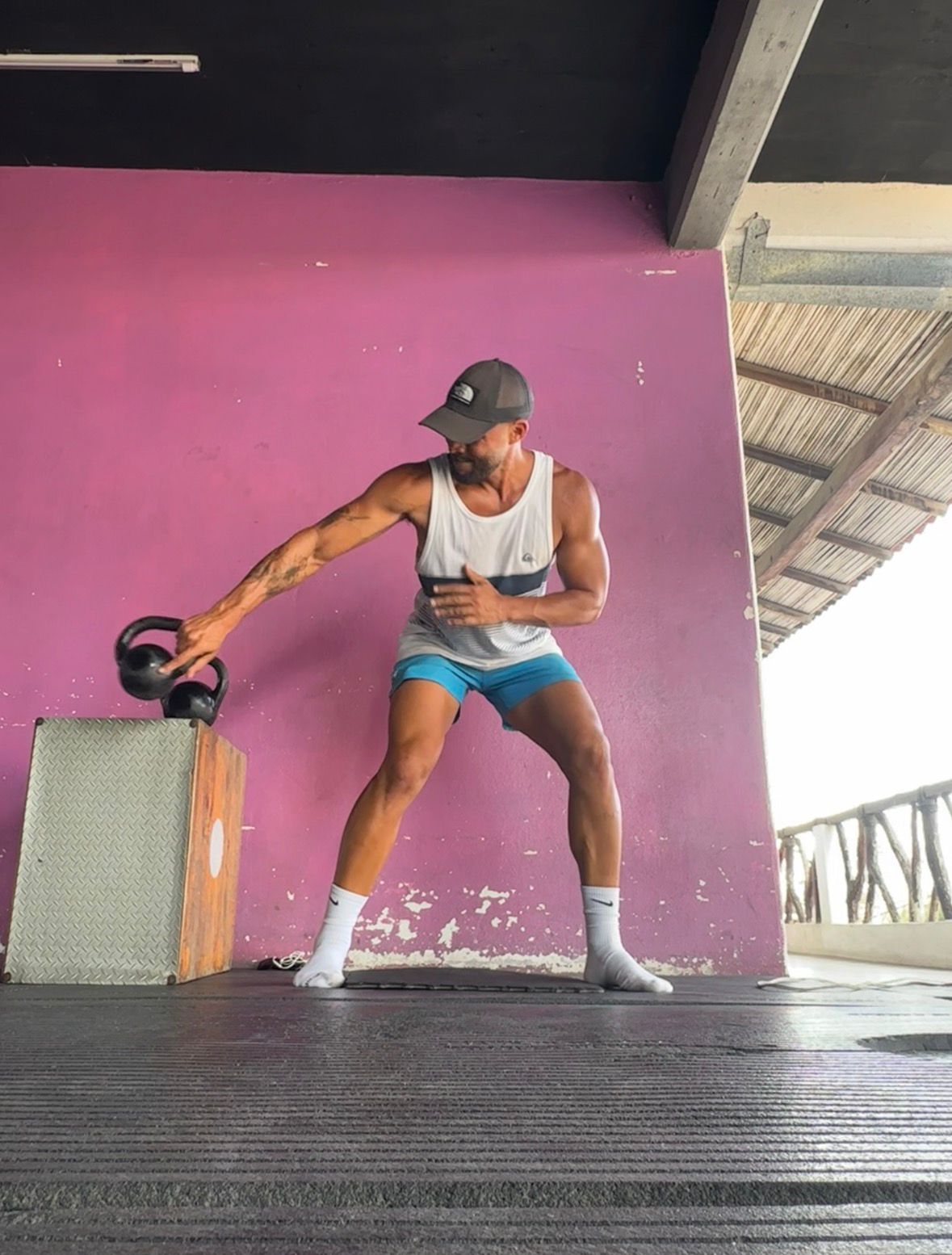 Alex entrenando con kettlebells