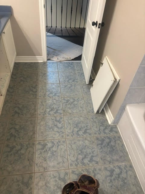 Bathroom before renovation - view 3