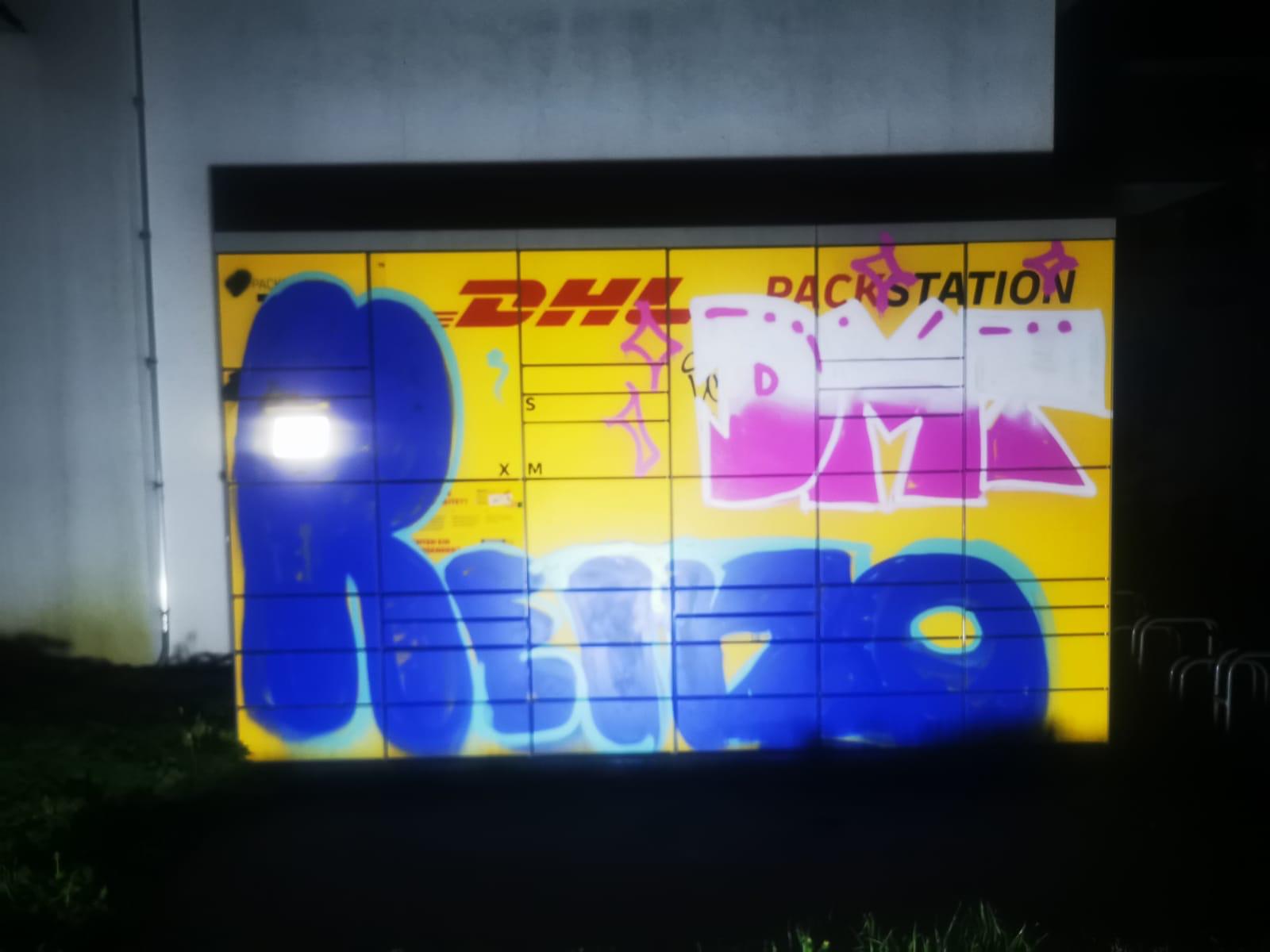 Professionelle Reinigungskraft bei der Arbeit