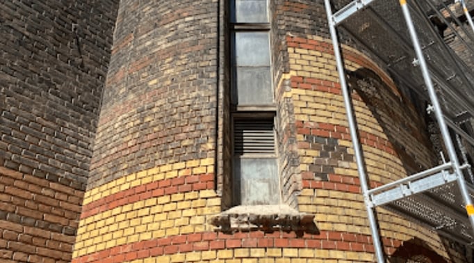 Laser rust cleaning facade building restoration
