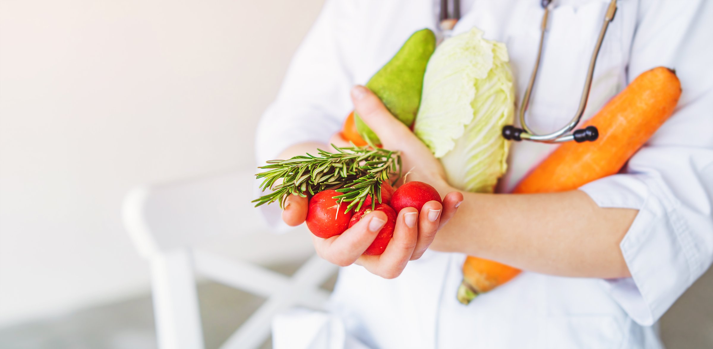Female doctor nutritionist holbing healthy food in hands