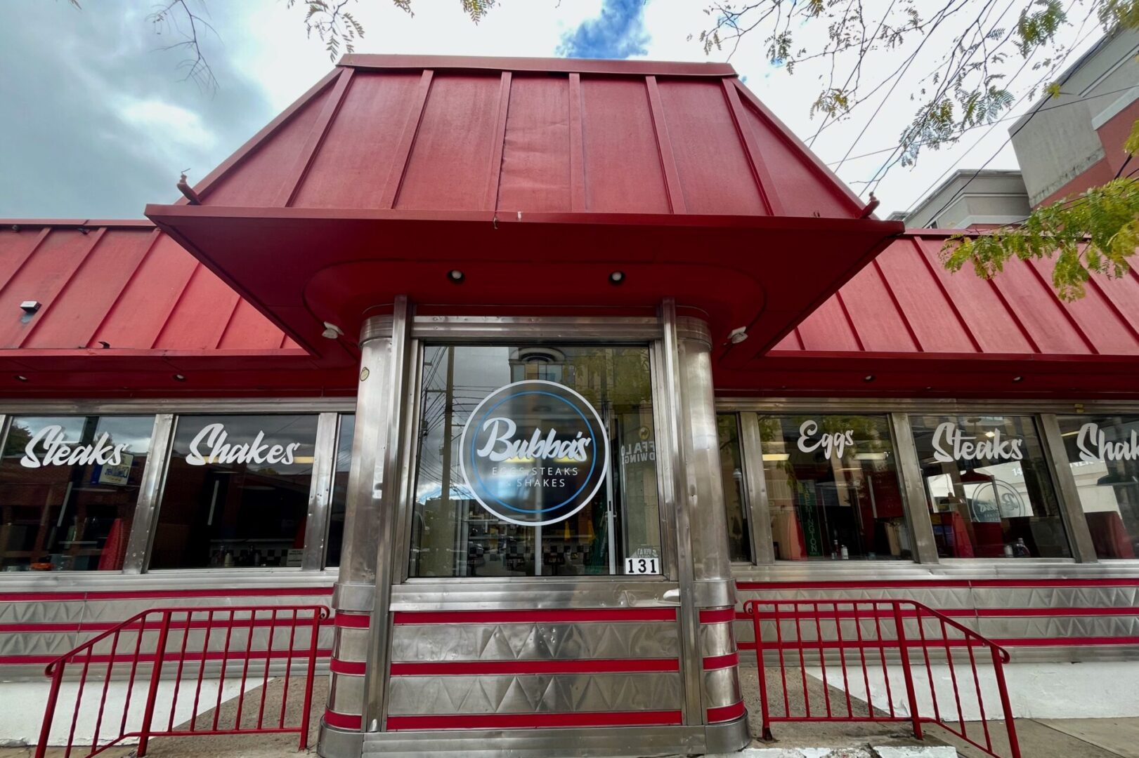 Bubba's Eggs, Steaks & Shakes diner exterior