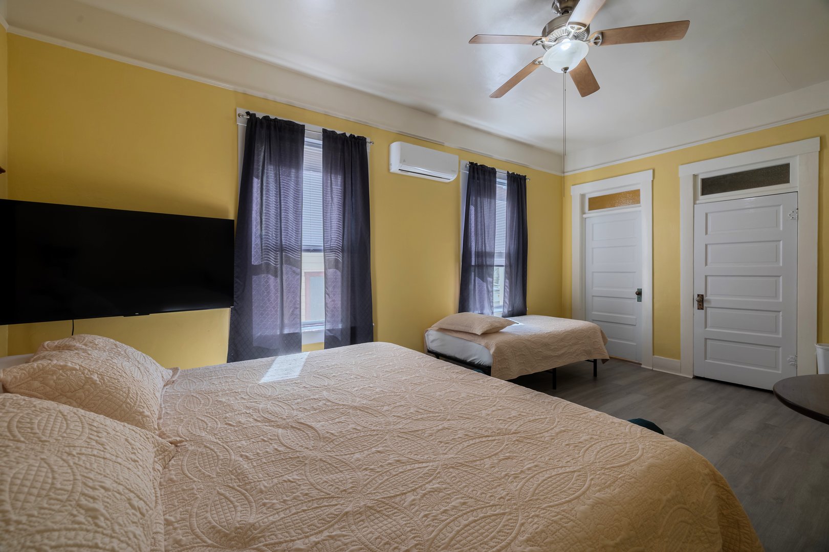 King Bed Suite at HOTEL REARDON