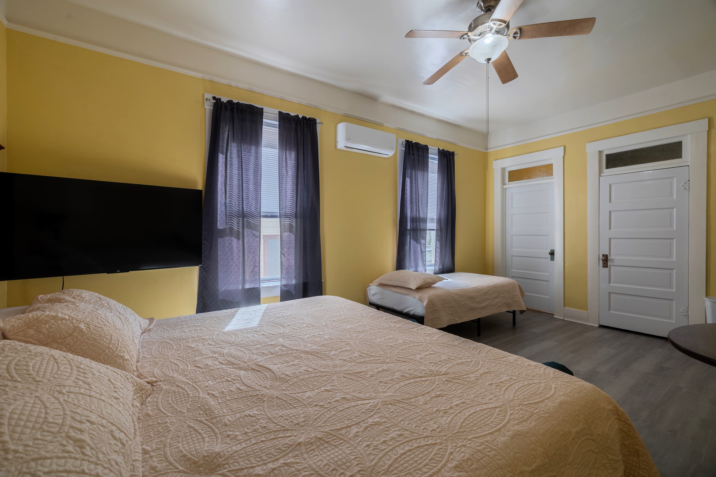 King Bed Suite at HOTEL REARDON