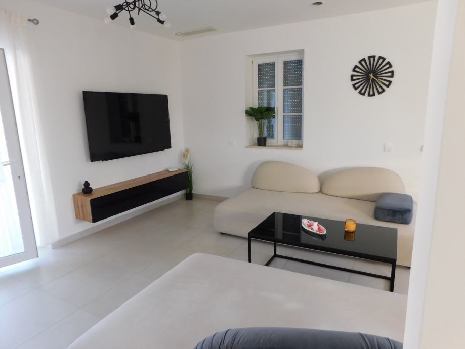 Vila Brač - pogled noću