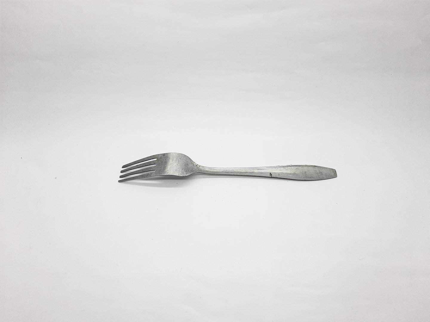 Tenedor de metal elegante