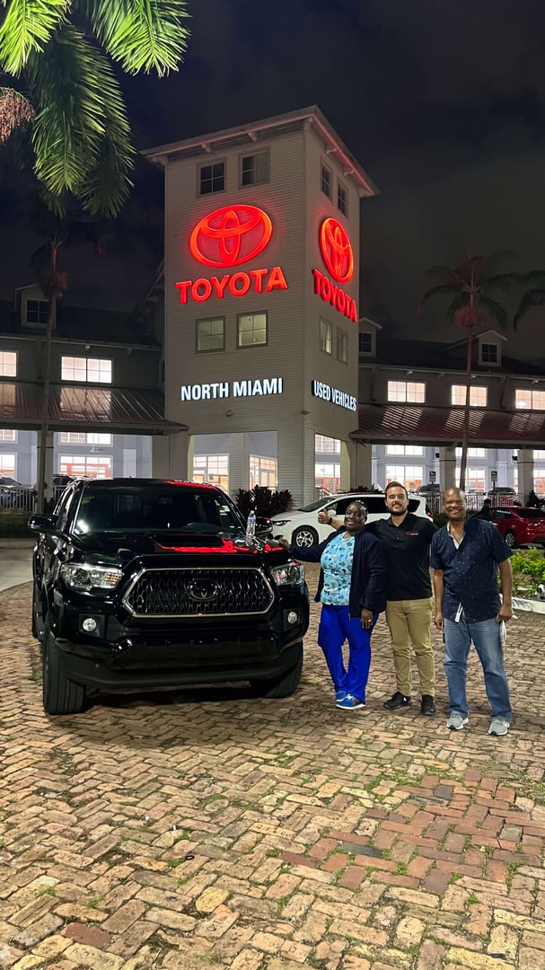 Momento único de entrega - cliente recibiendo su auto soñado