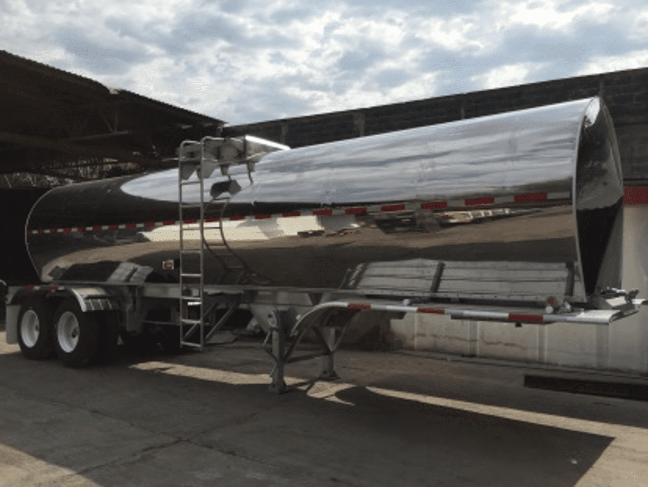 Thermal cylindrical tanker for temperature-controlled liquid transport