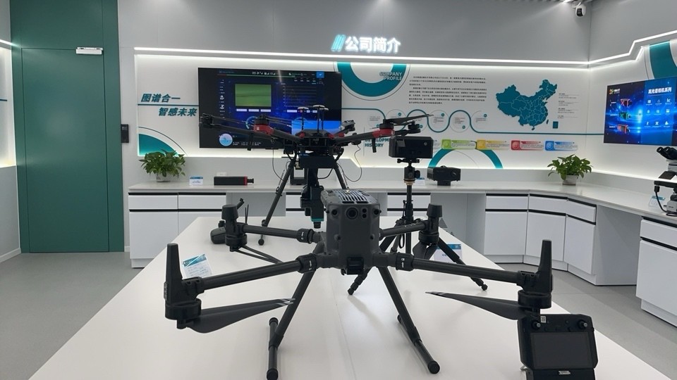 Advanced hyperspectral imaging system with precision optics and sensor technology