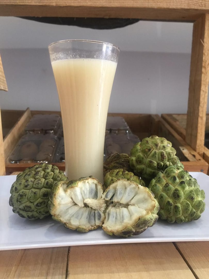 Sumo natural de fruta-pinha Kifrutas Luanda Angola