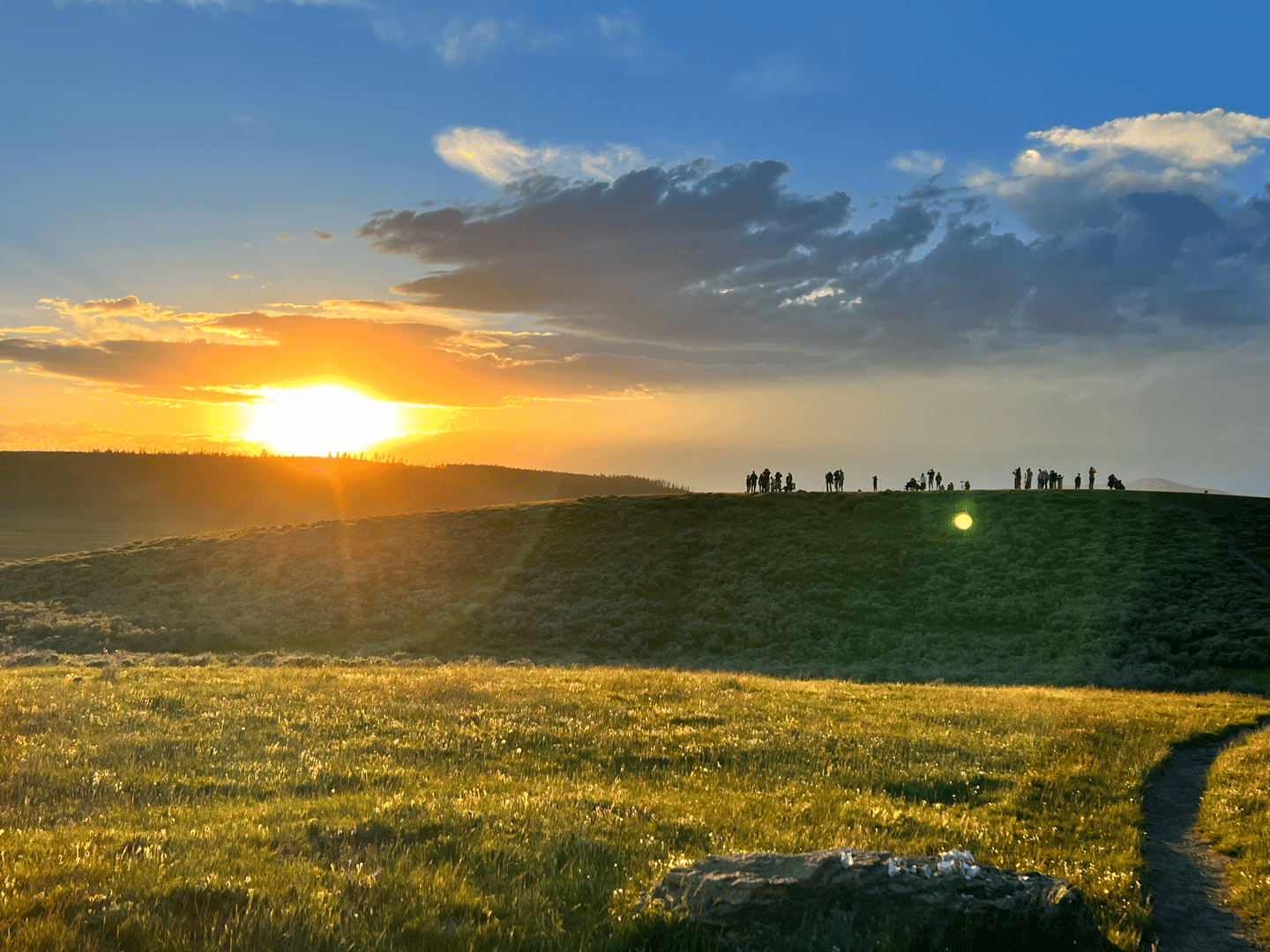 Pareja disfrutando del paisaje de montañas en Noruega, amigos hombre y mujer de senderismo con mochila, vacaciones activas estilo de vida saludable al aire libre aventureros familiares explorando senderos en los Alpes de Lyngen viaje de supervivencia