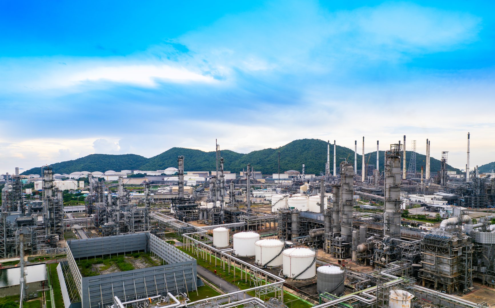 il refinery oil and gas industry Petrochemical plant area and energy concept factory oil storage tank