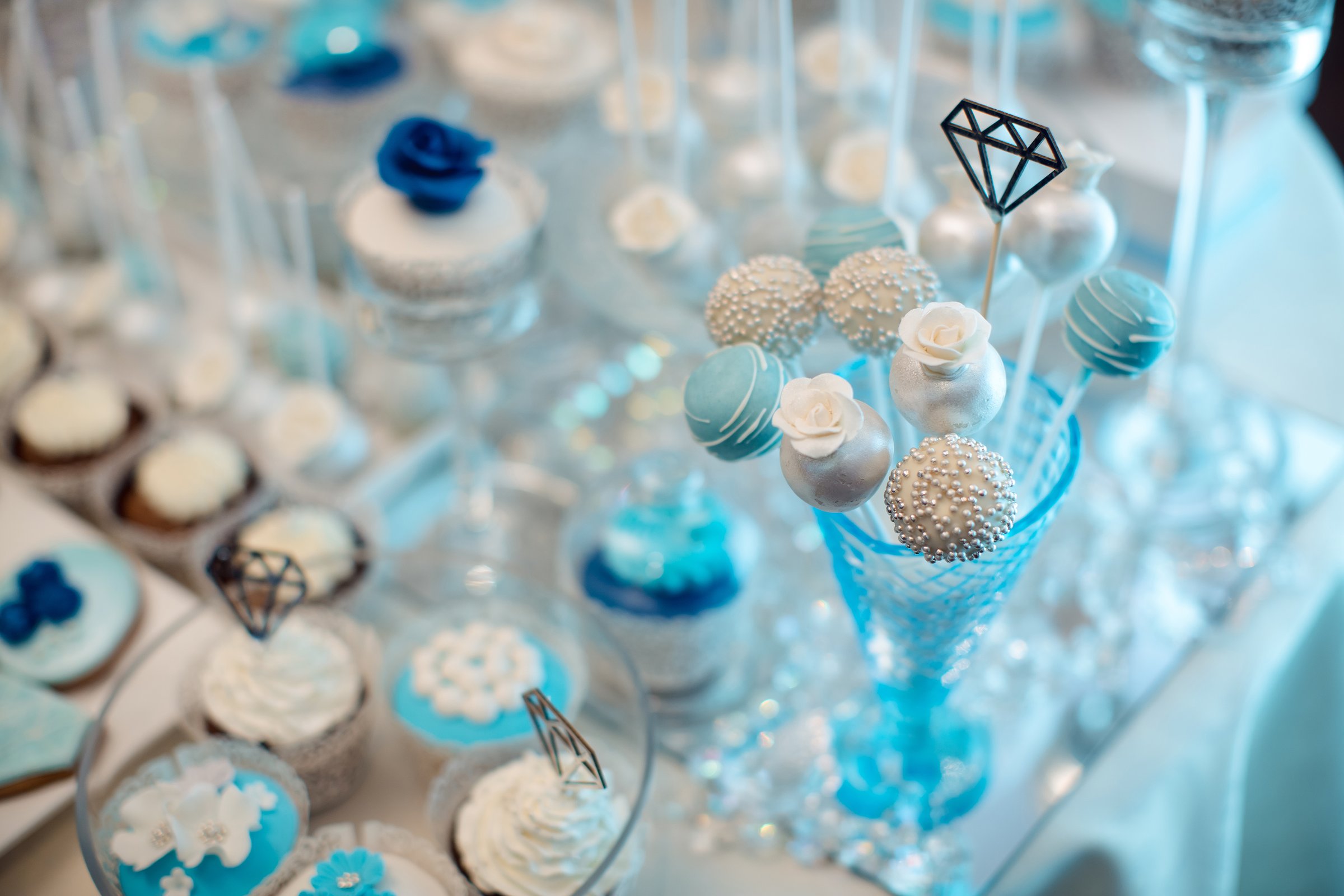 Candy bar με μπλε και λευκό θέμα - κομψό γλυκό τραπέζι για βάπτιση