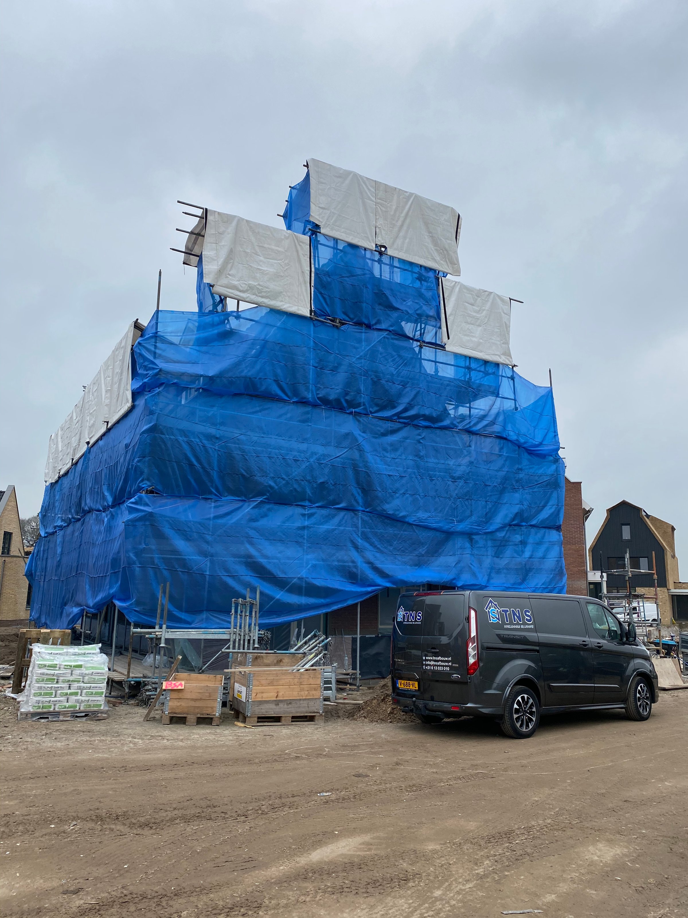 gevel renovatie oss woning ingepakt steiger buitenstucwerk