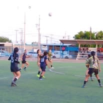 Partido Liga Universitaria - jugadoras en acción durante torneo femenil