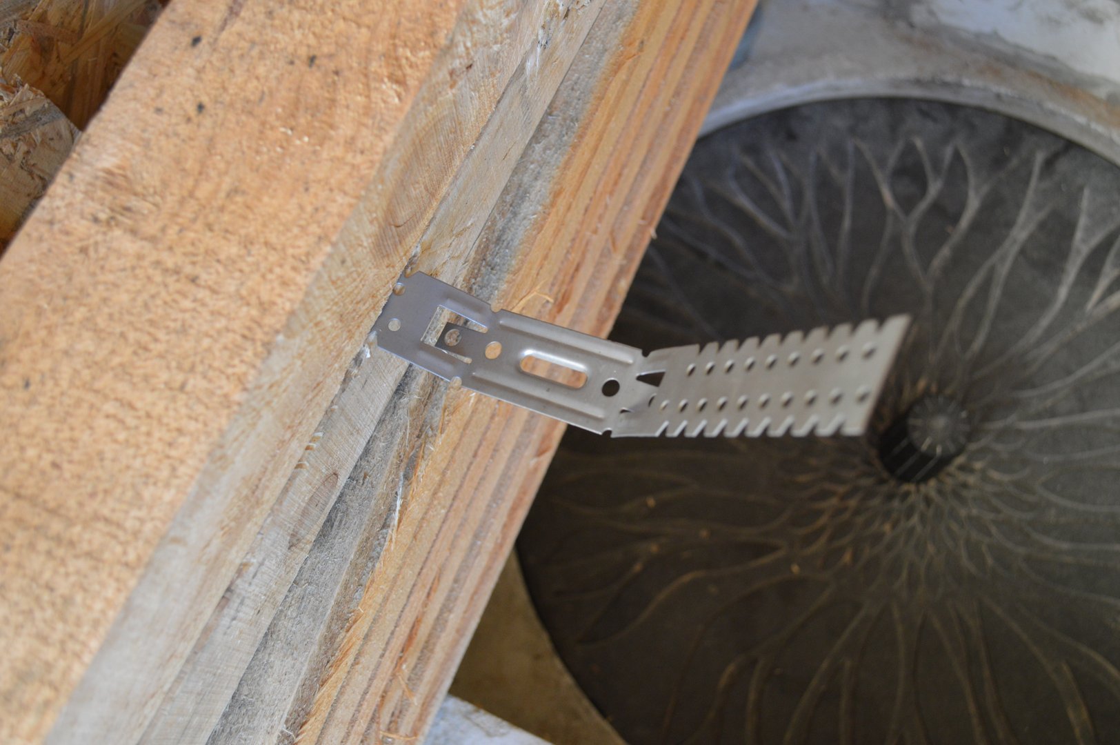 Installation of a metal profile for drywall