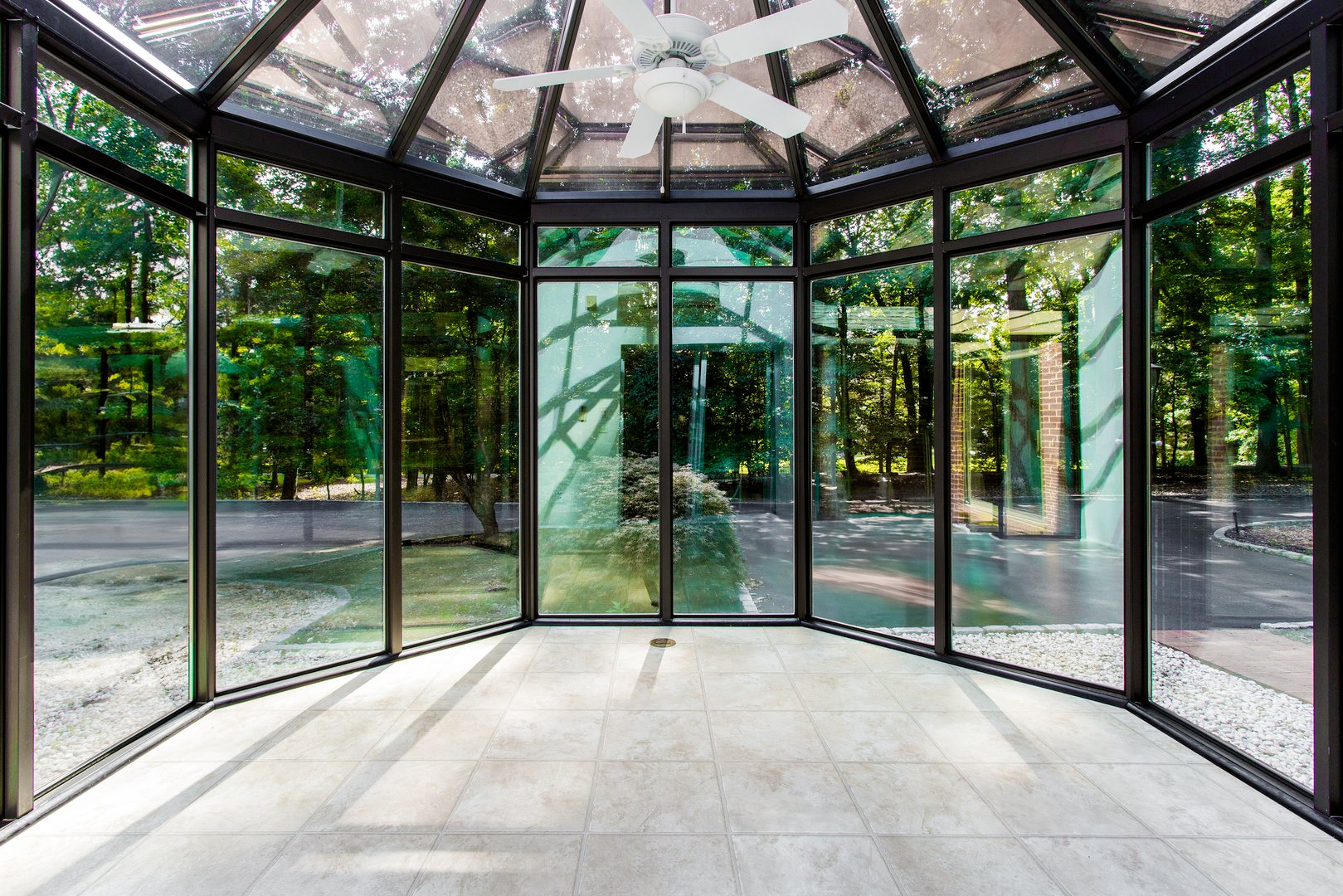 Lys og luftig vinterhage med store glassvinduer