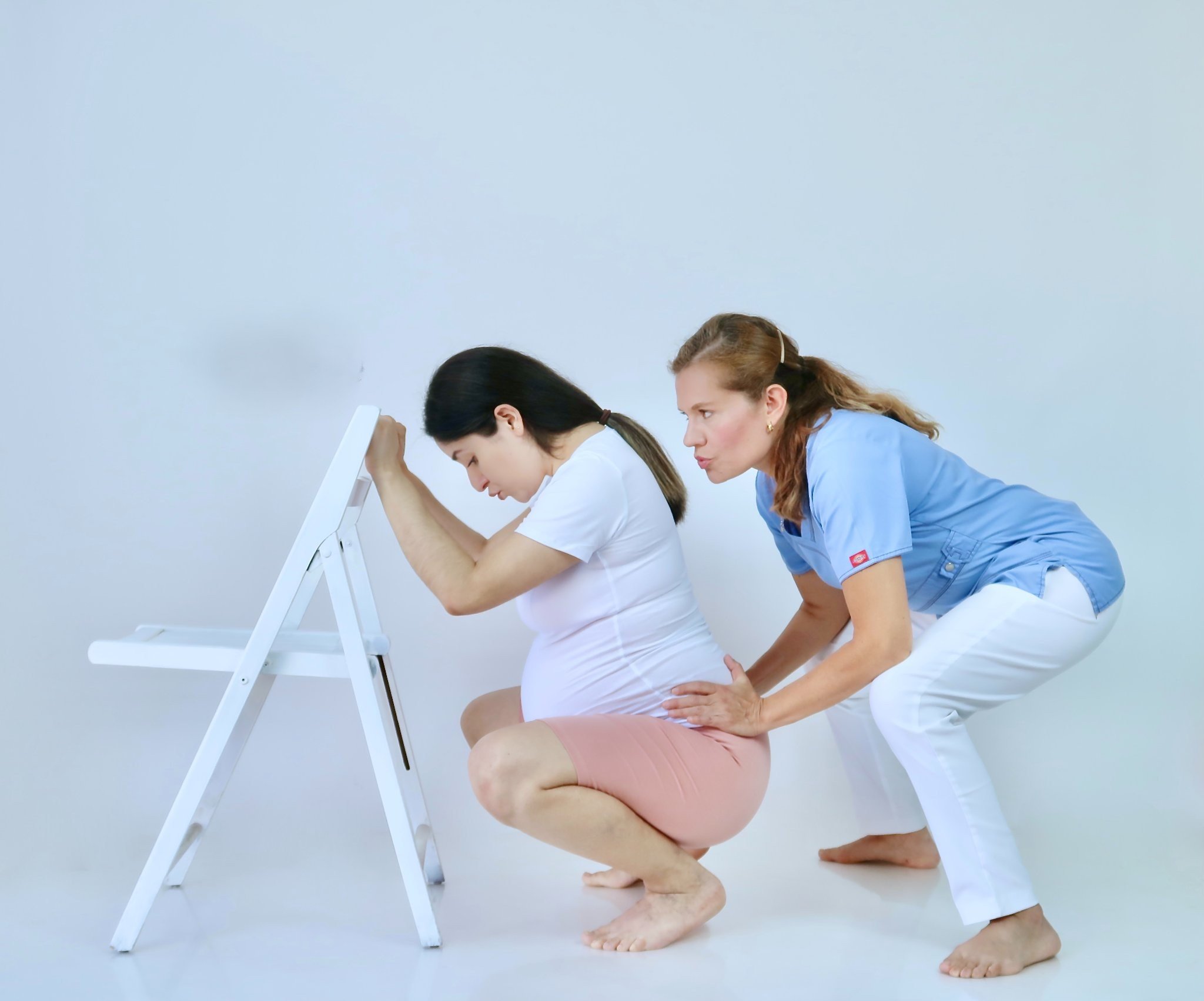 Constanza Romero acompañando a una madre durante el trabajo de parto