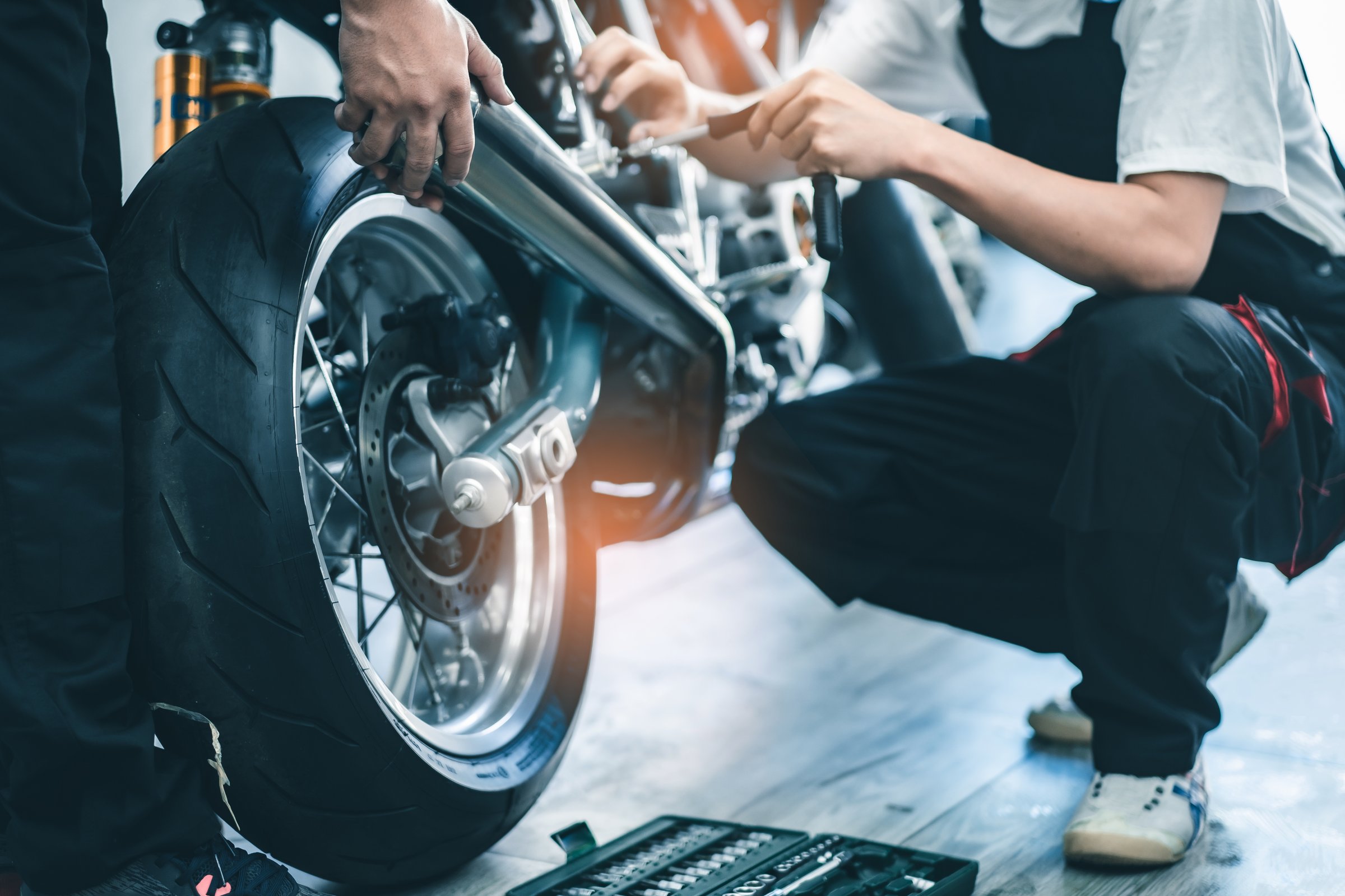 Mecánico mexicano trabajando en una motocicleta Bajaj