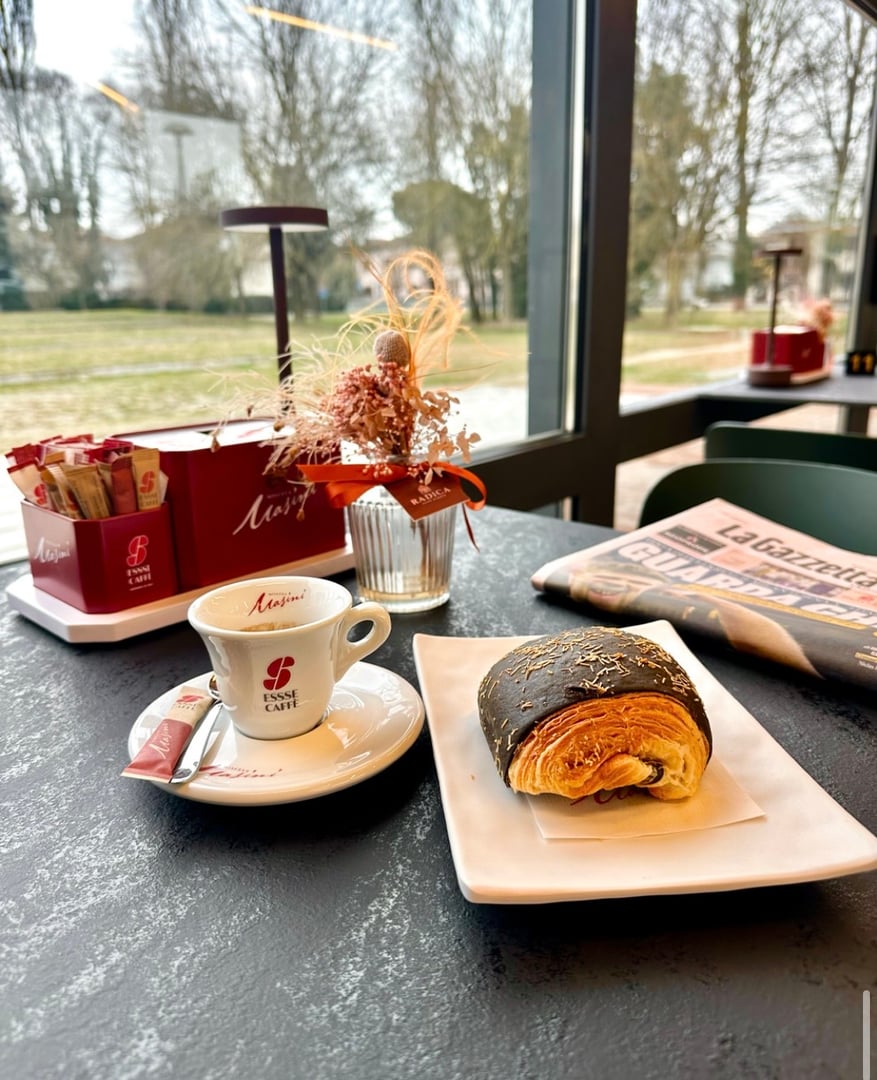 Colazione con caffè e croissant