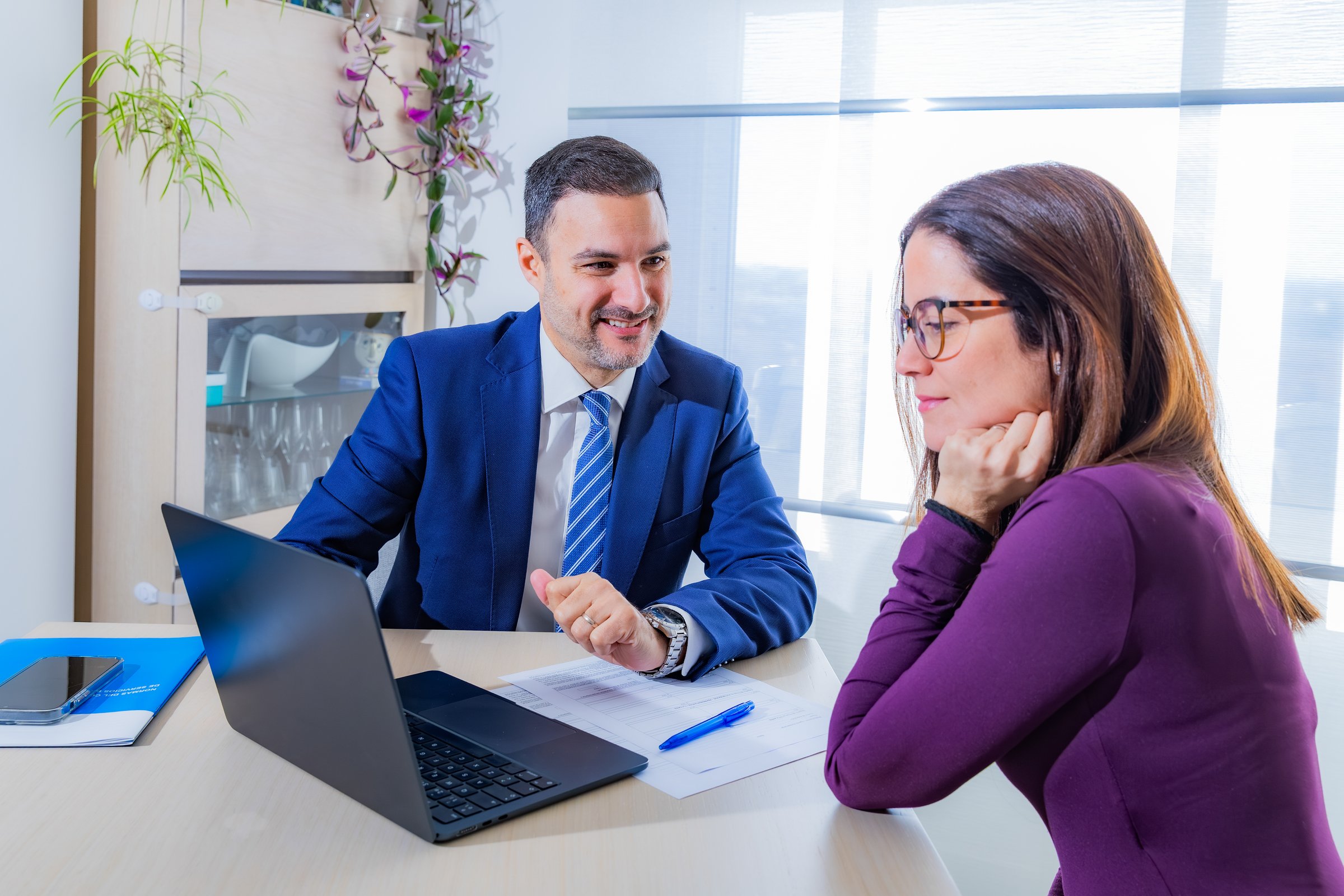 Professionnels discutant d'investissement