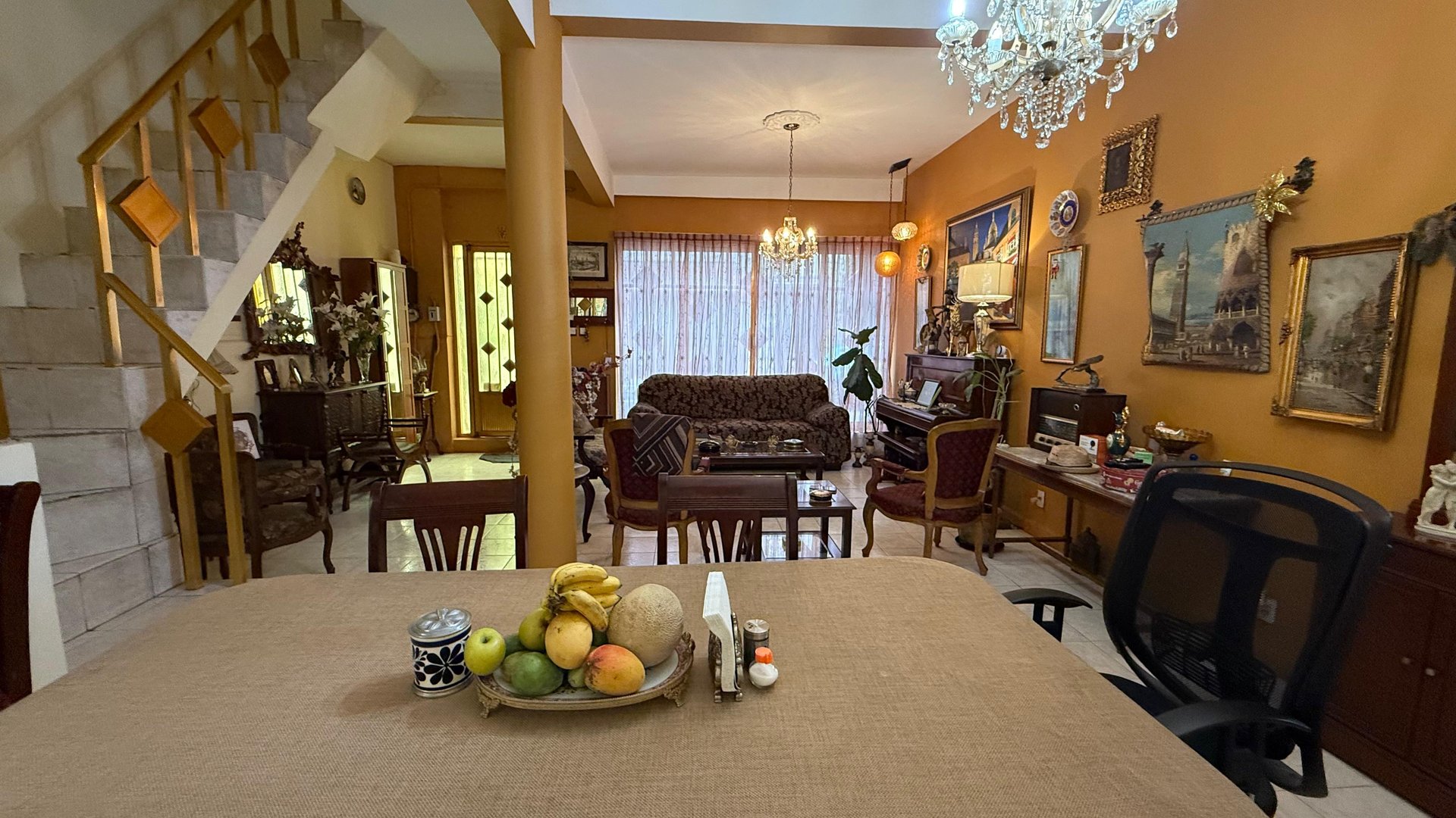 Comedor y sala de la casa en Privada Marte