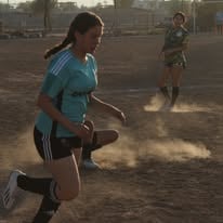 Partido en campo de la Liga - equipos en competencia