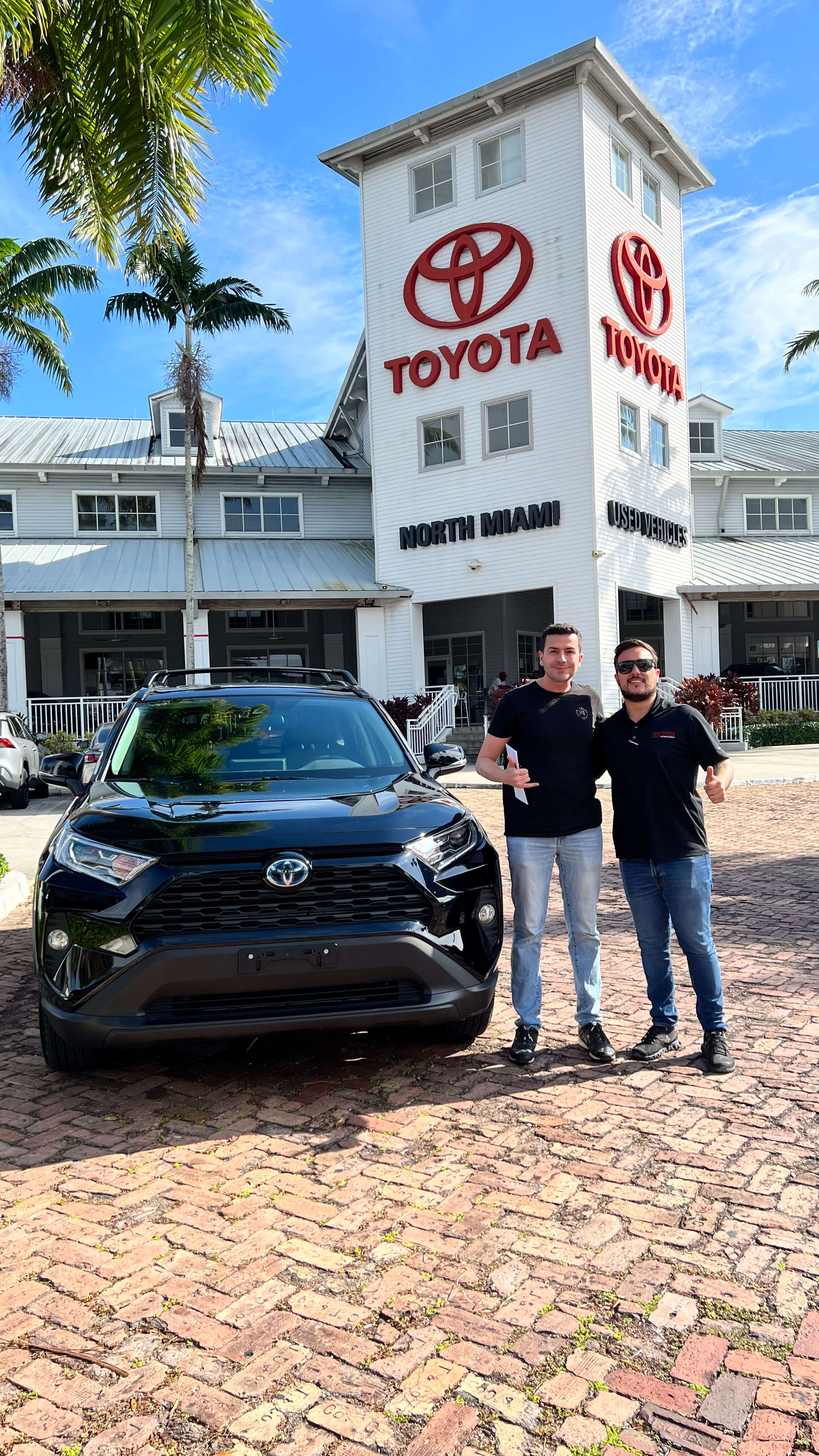 Cliente orgulloso con su nueva adquisición automotriz