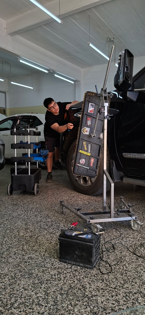 Técnico Car Bay realizando reparación