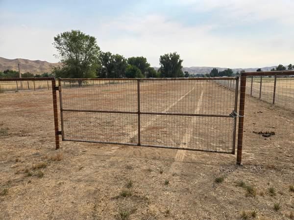 Custom gate