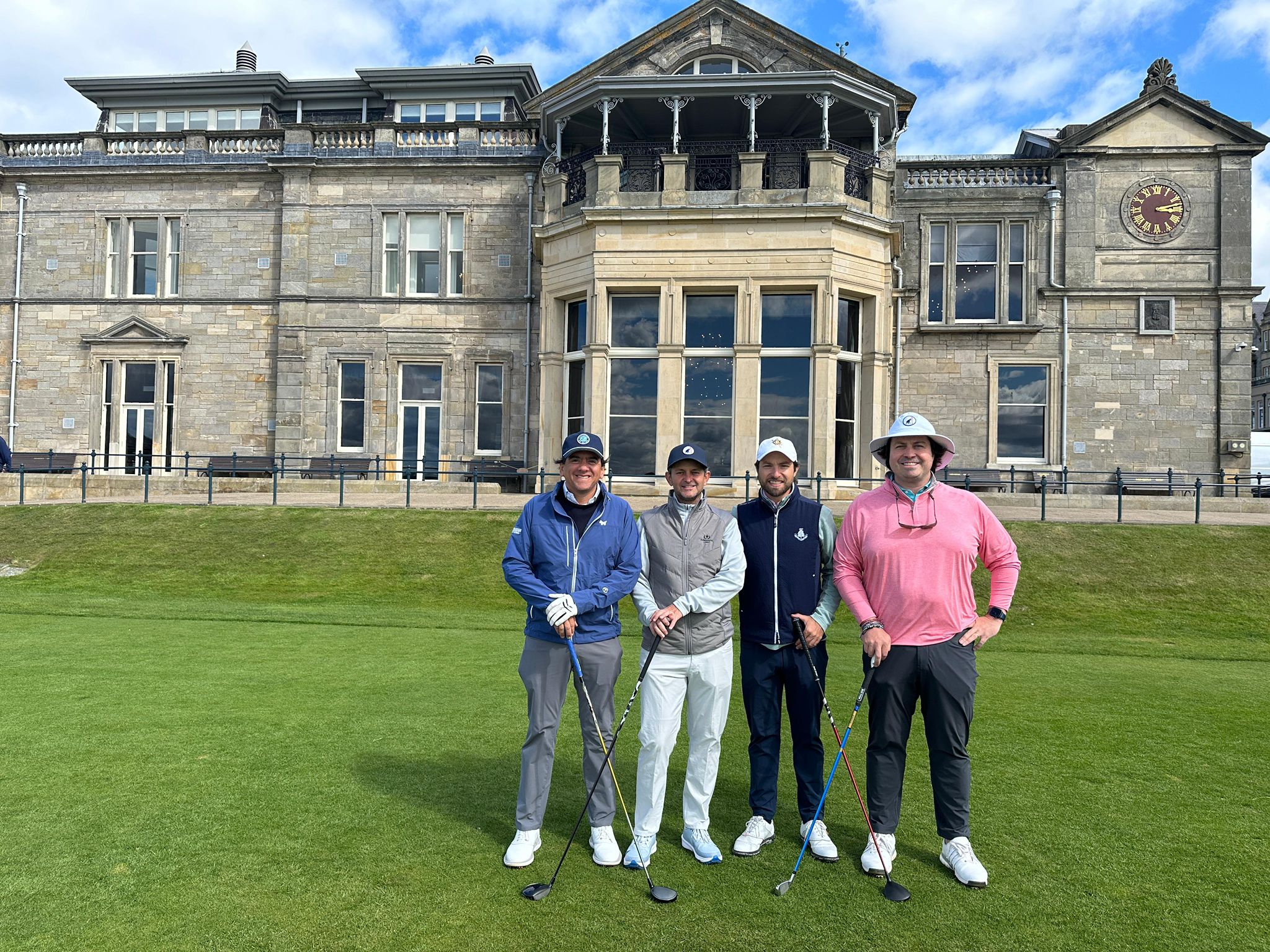 Equipo profesional de golf al aire libre en el campo de golf - Golf Sapiens Viajes