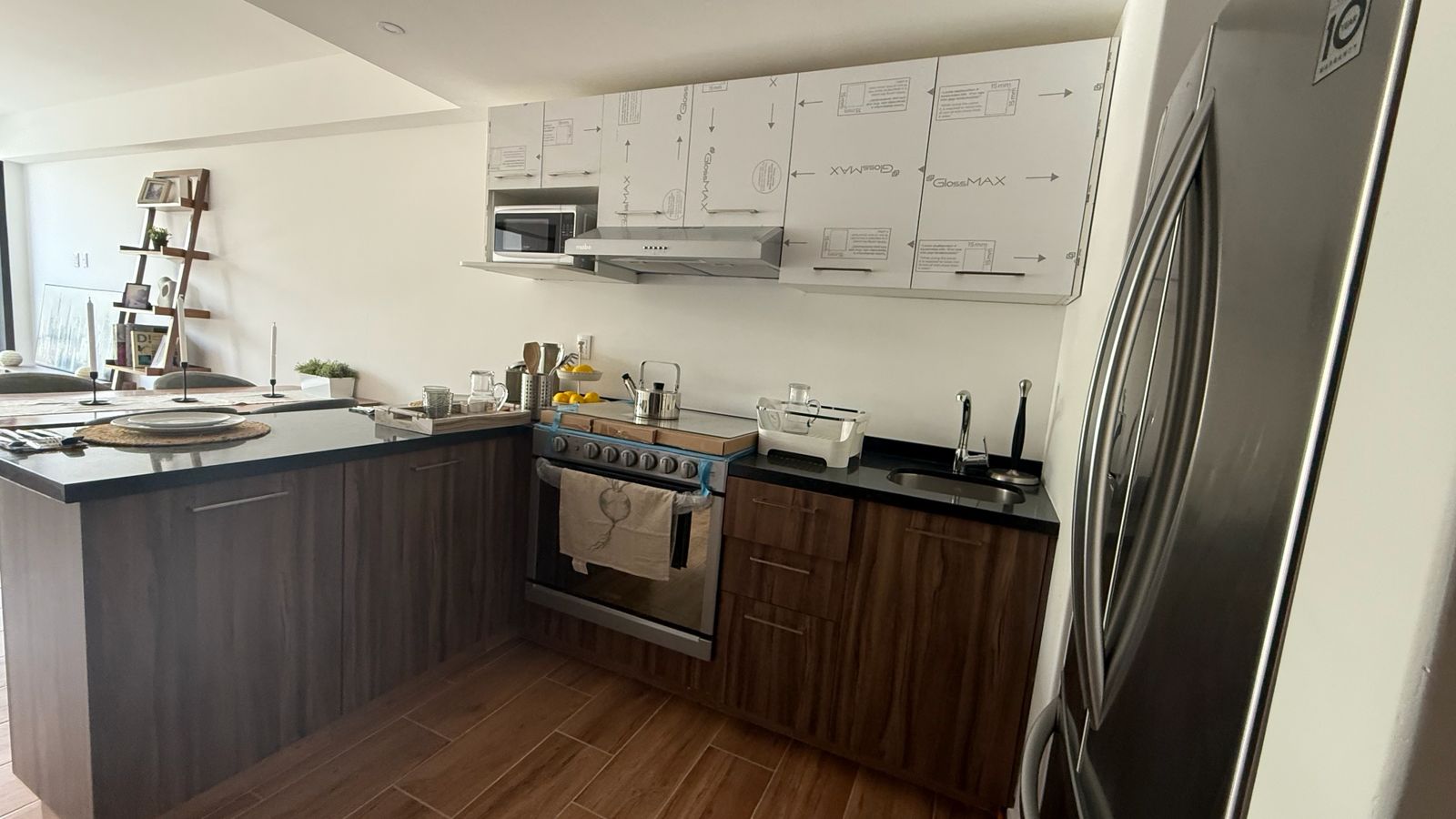 Cocina moderna completamente equipada