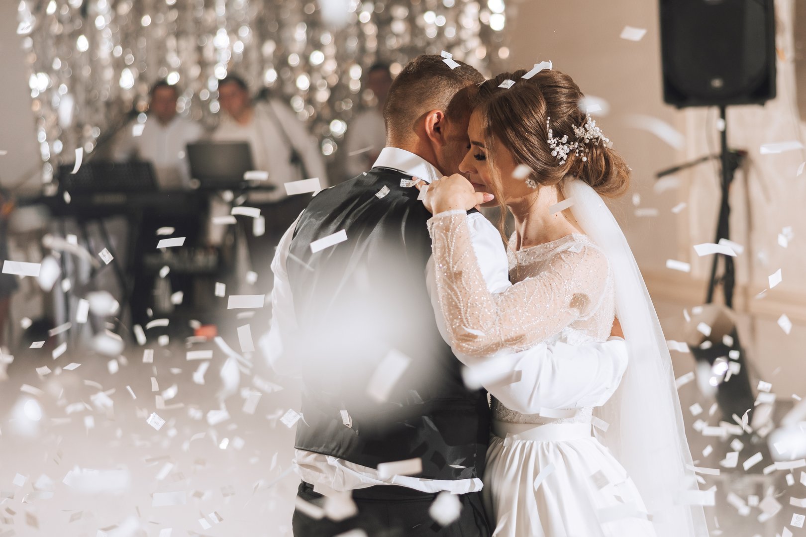 the wedding of the bride and groom in an elegant restaurant with great light and atmosphere. The first dance of the bride and groom.