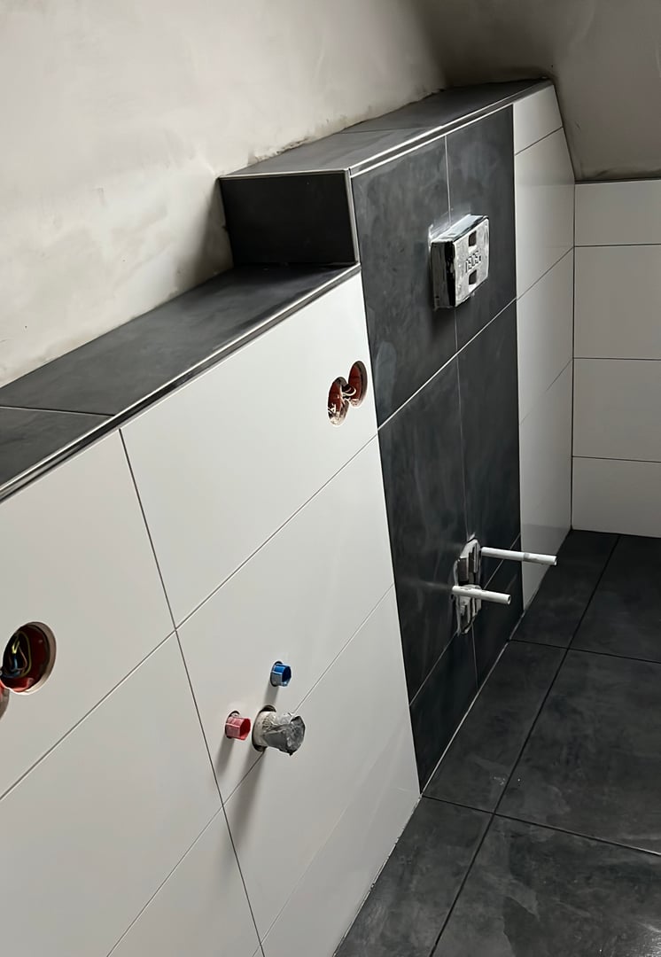 Luxusbad mit hochwertigen Fliesen