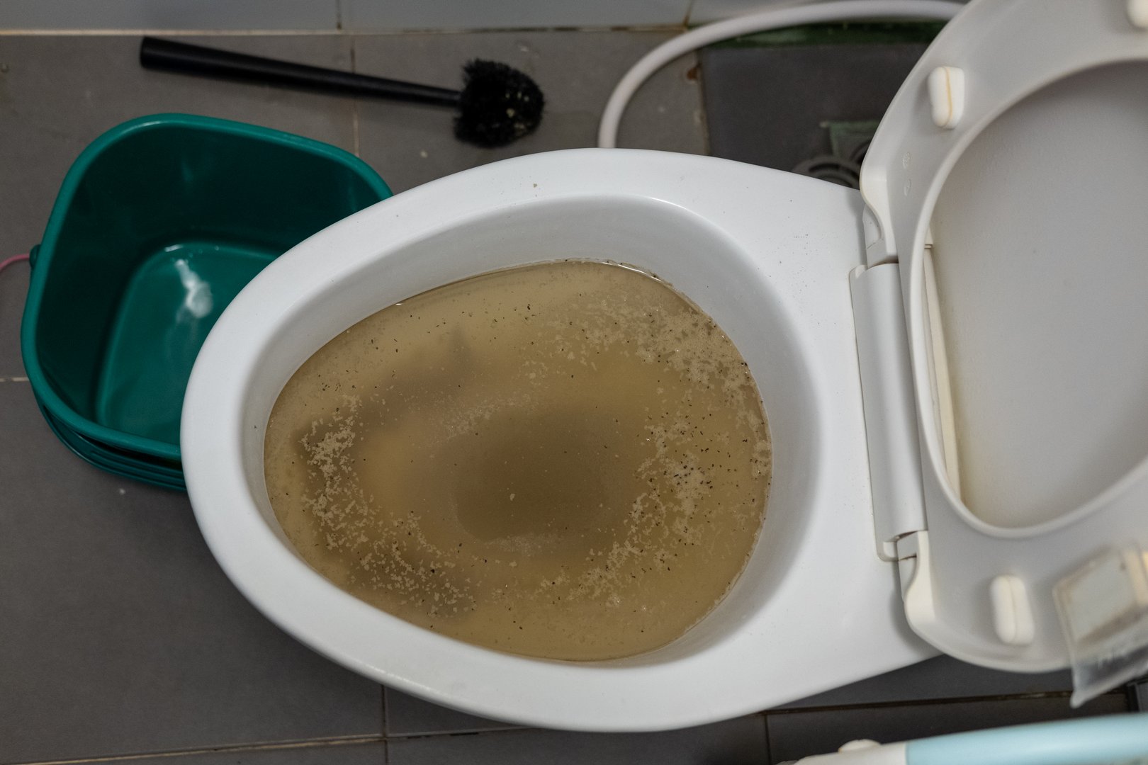 Clogged toilet caused by pouring cat litter into the toilet