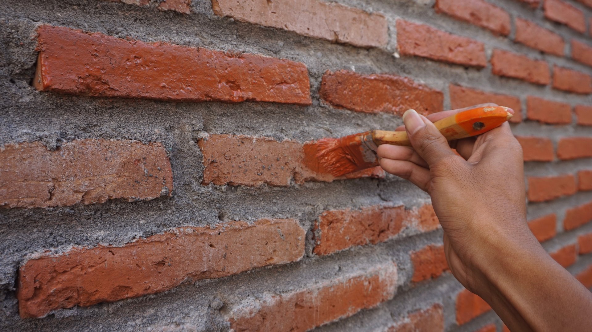 Red brick coating has function to provide protection to red bricks as well as highlight the beauty of the natural hues of red bricks, both indoors and outdoors.