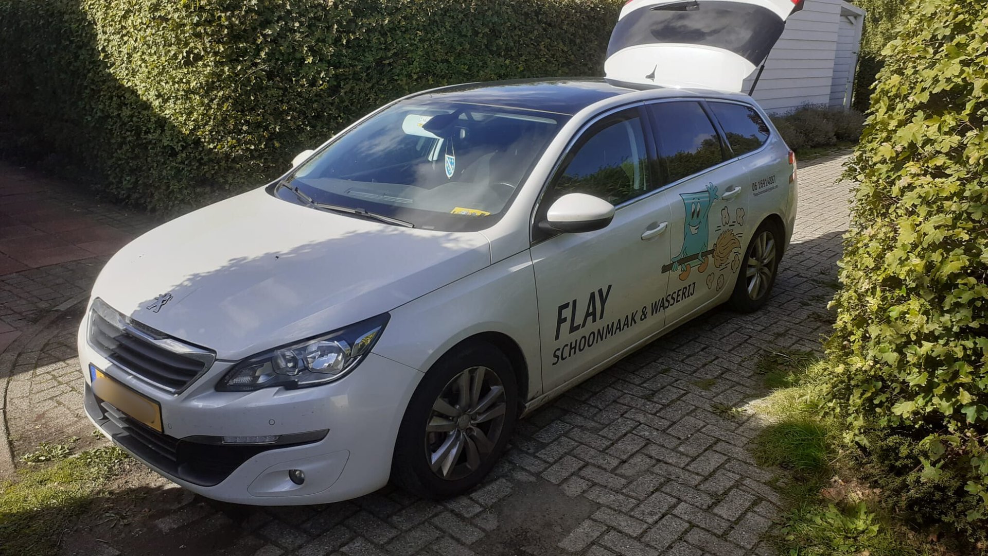 Flay Schoonmaak & Wasserij bedrijfsauto