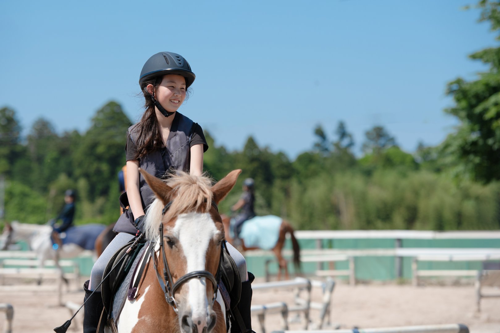 Meisje bereidt zich voor op paardrijden