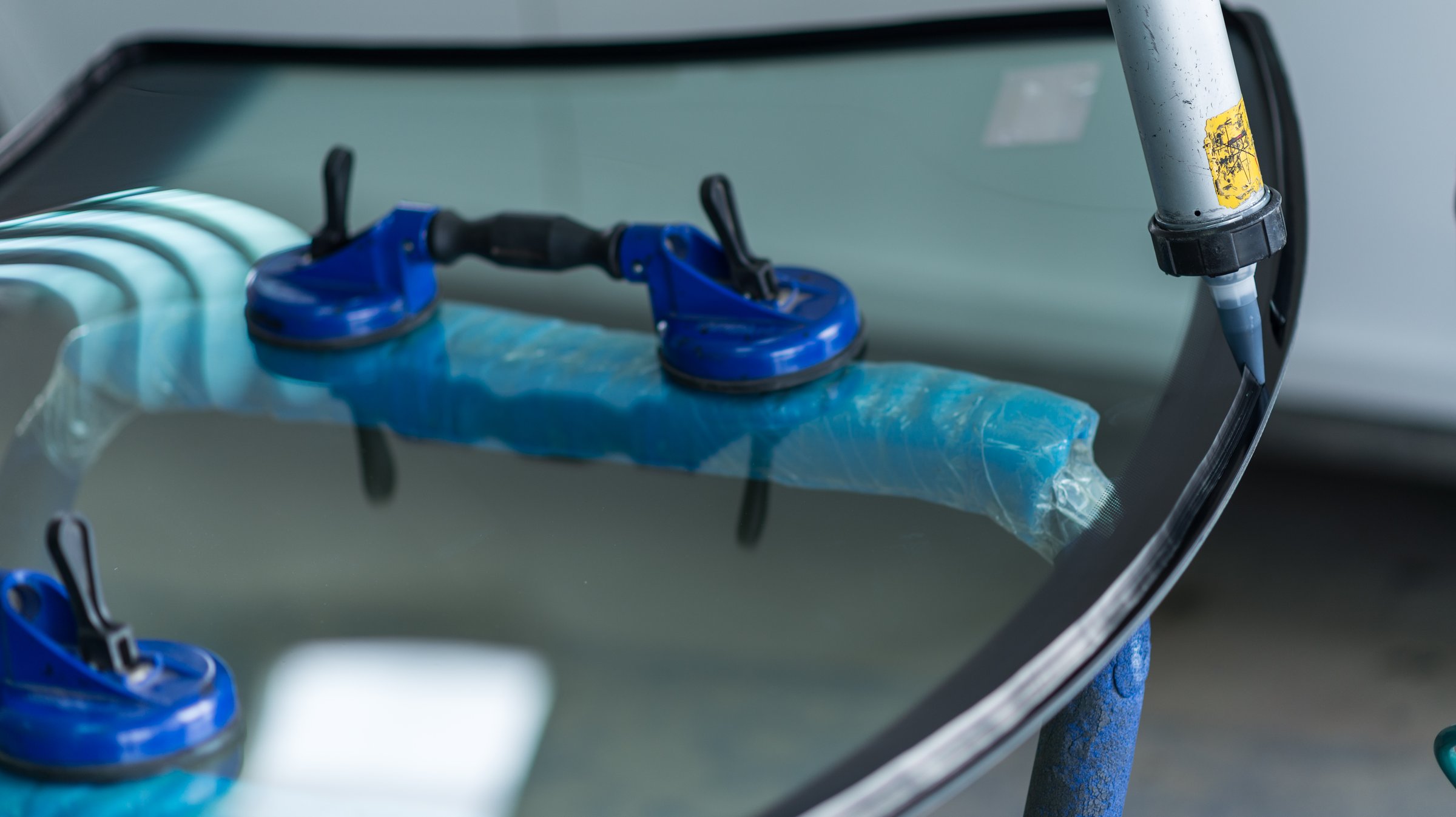 Professional windshield replacement equipment