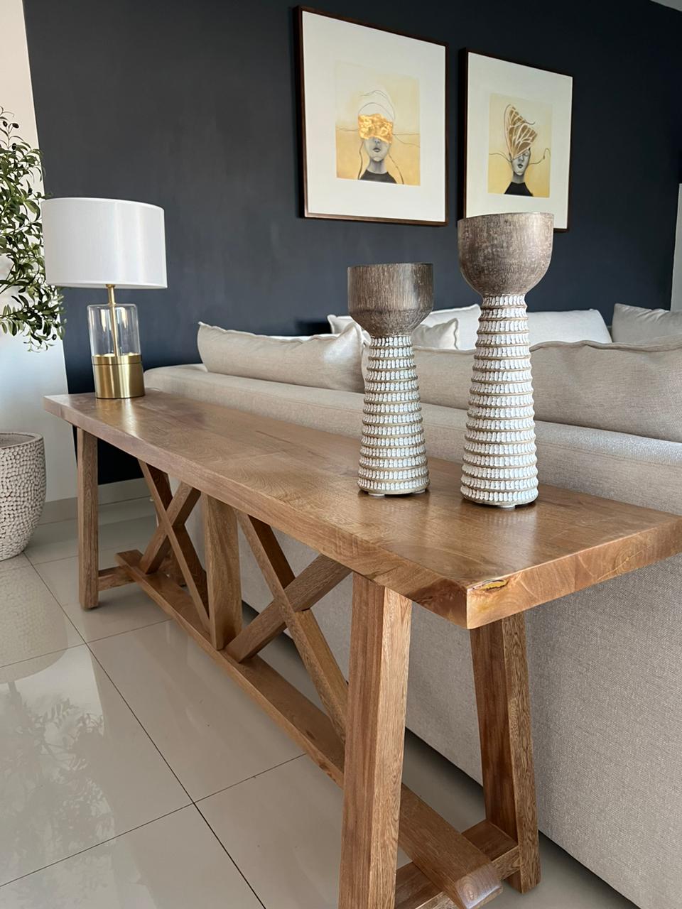 Consola fabricada en madera maciza de Rosa Morada con estructura tipo caballetes y cruces en X