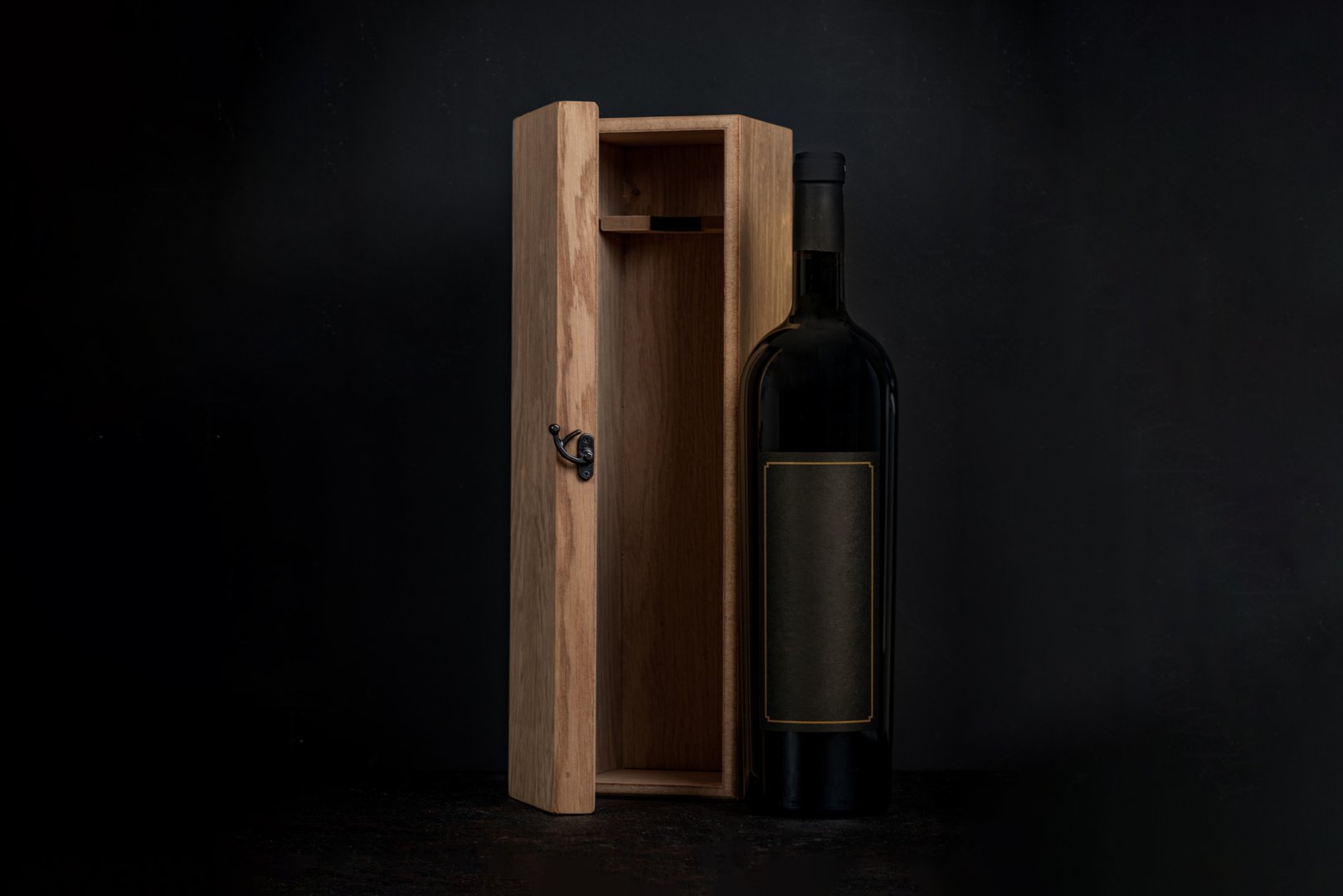 This image features a sophisticated wine bottle presented in an open wooden box. Ideal for wine gifts, storage, and display, this high-quality packaging enhances the elegance of any wine collection.