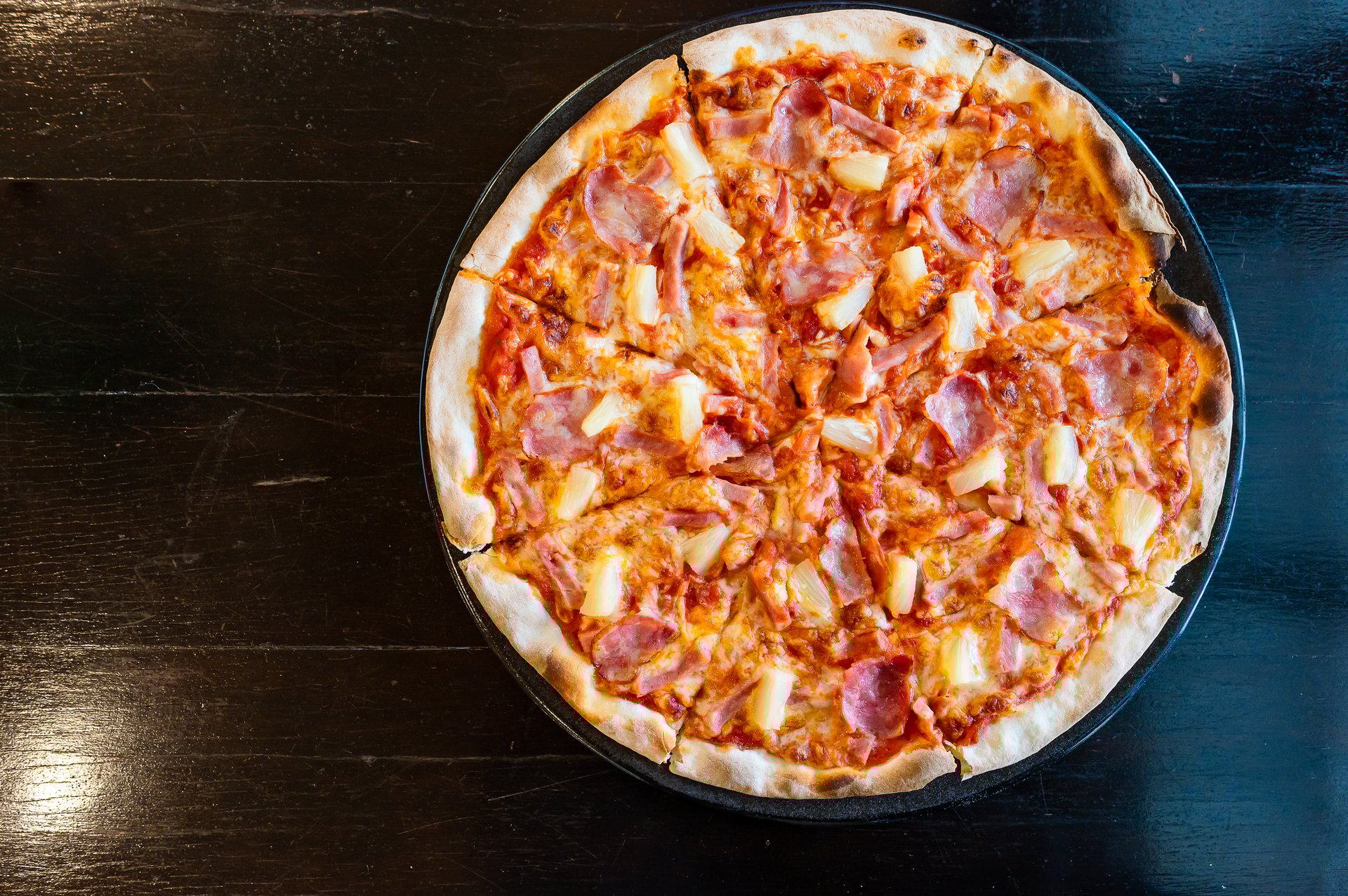 Dos pizzas grandes Hawaianas con jamón y piña