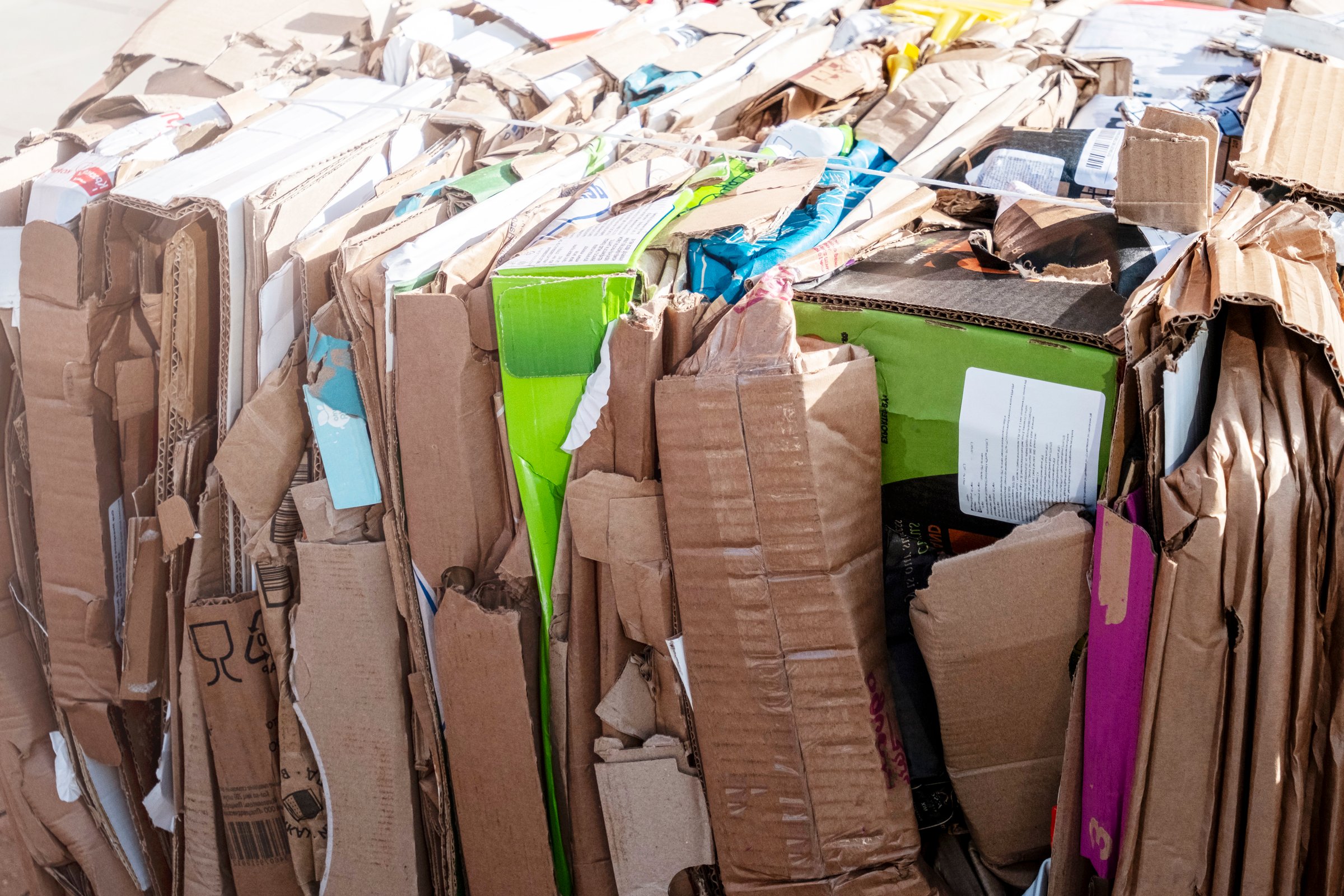 Waste paper packaging. Recycling of cardboard for reuse.