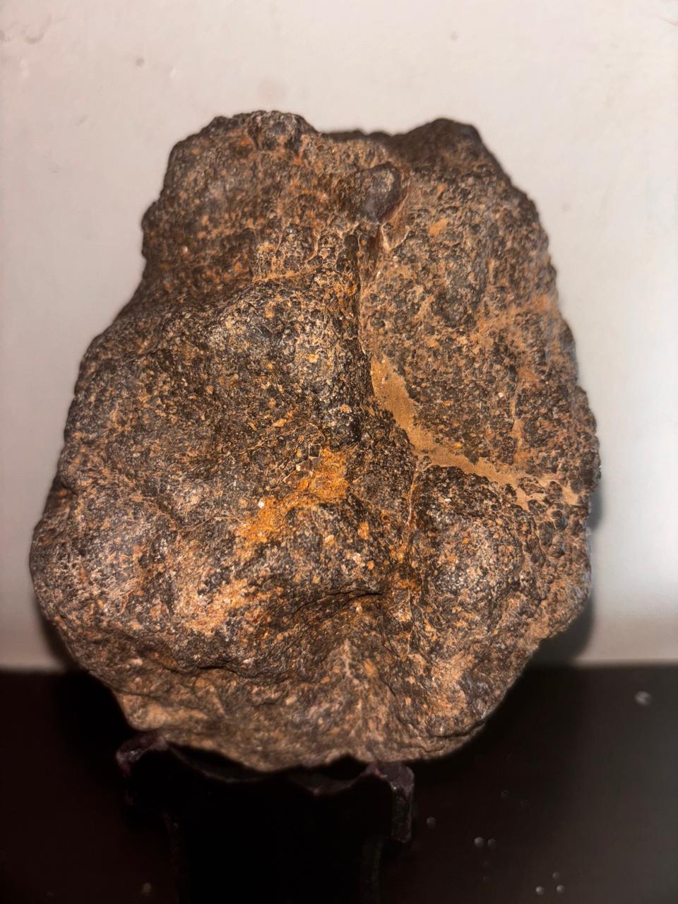 Espécimen Volcánico de Chile con Inclusión Cristalina - 153.5g con incrustación central visible