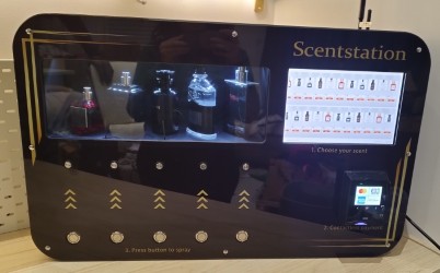 Reyeah wall-mounted perfume vending machine