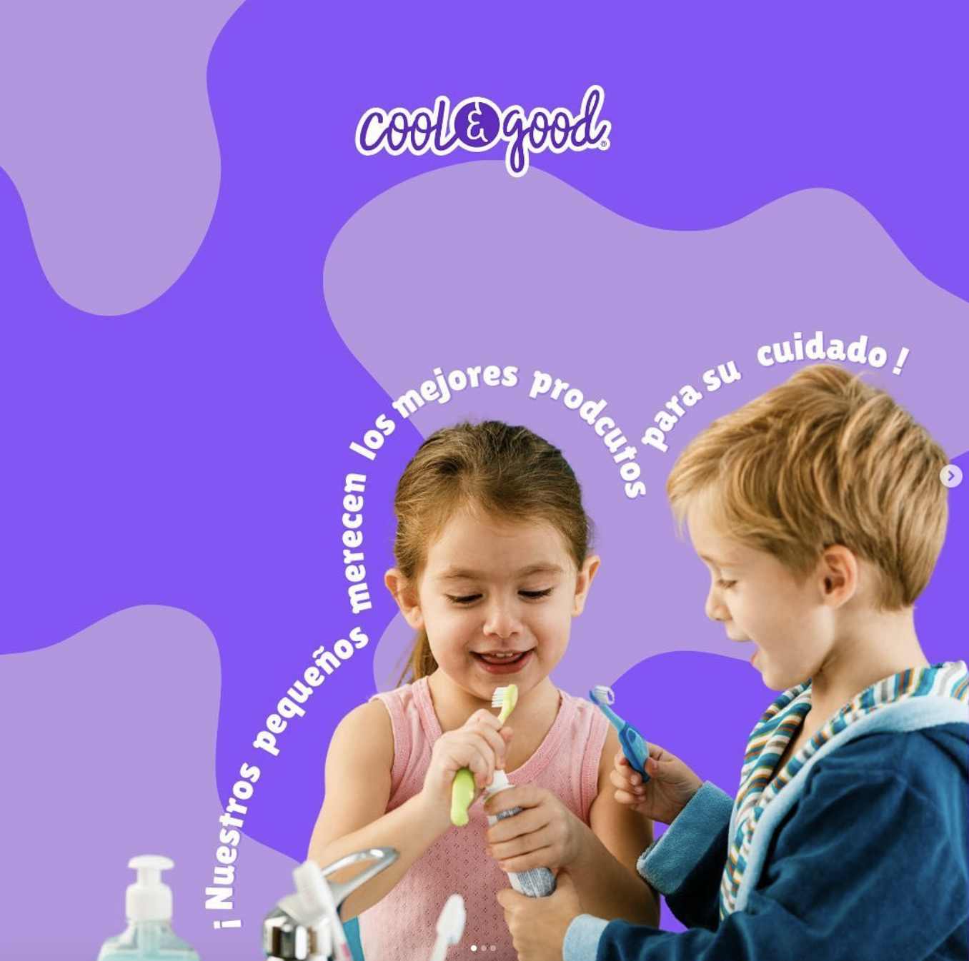 Two children brushing teeth with colorful brushes on a purple background with the text: "Nuestros pequeños merecen lo mejor."