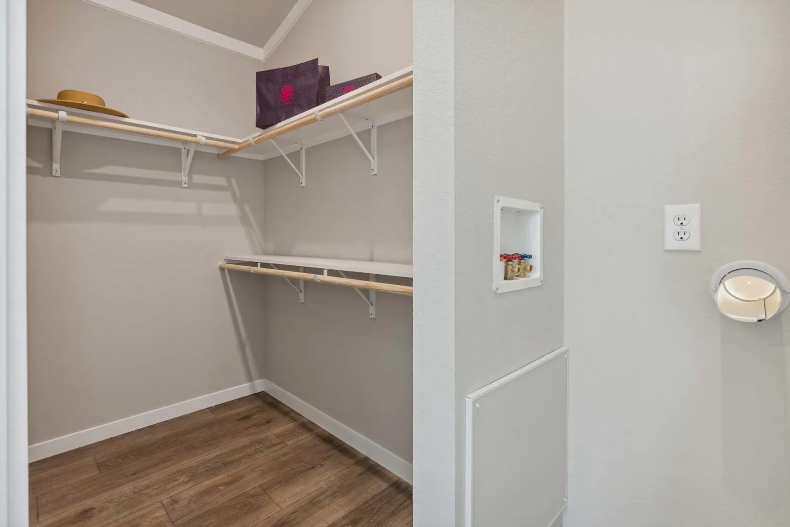 Champion 522A Closet