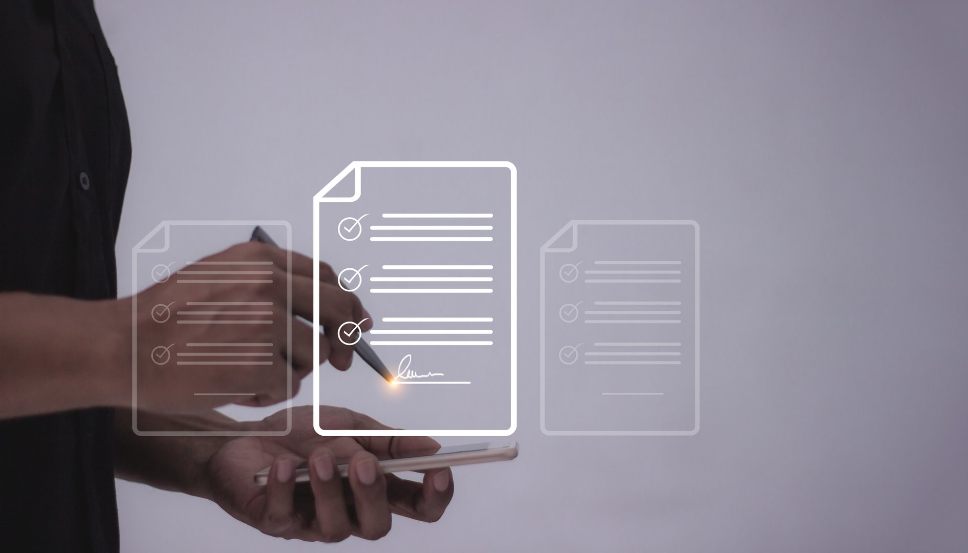 Persona firmando digitalmente un acuerdo en su teléfono, representando un proceso de descuento directo 100% online.